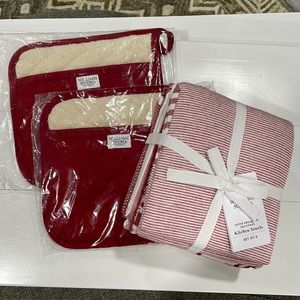 William Sonoma kitchen towels & pot holders